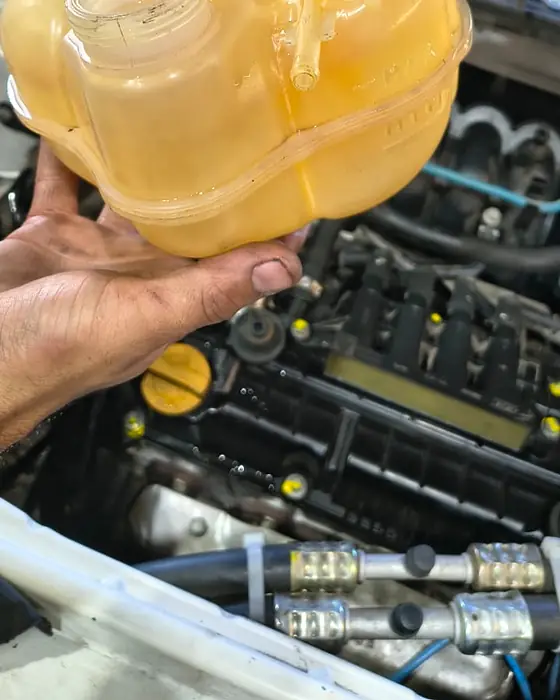Peça do sistema de arrefecimento sendo conferida sobre o motor